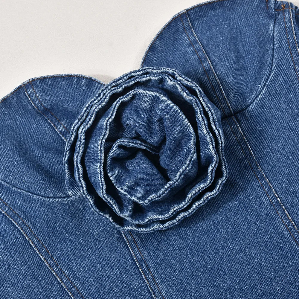 Ärmelloses Jeans-Minikleid mit Blumendetail