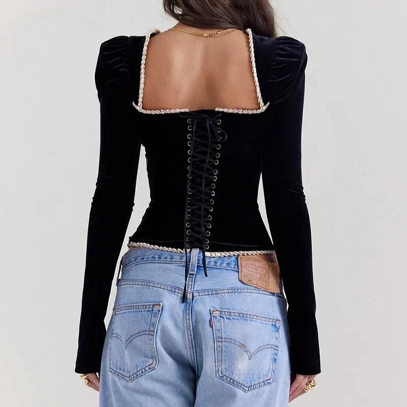 Blusa negra con cuello cuadrado y cordones