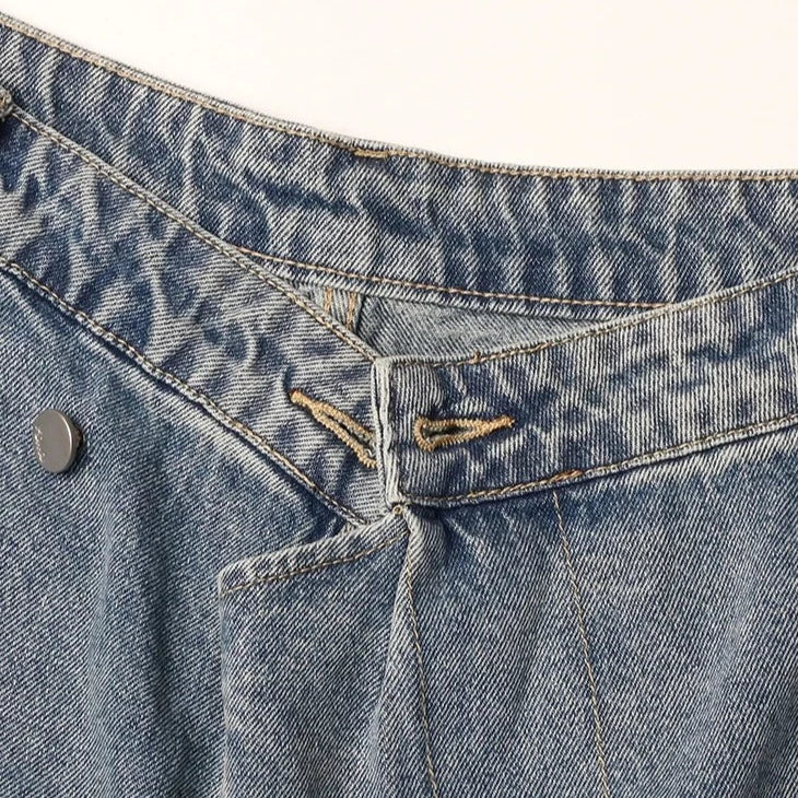 JEANS MIT UNREGELMÄSSIGEM VERSCHLUSS