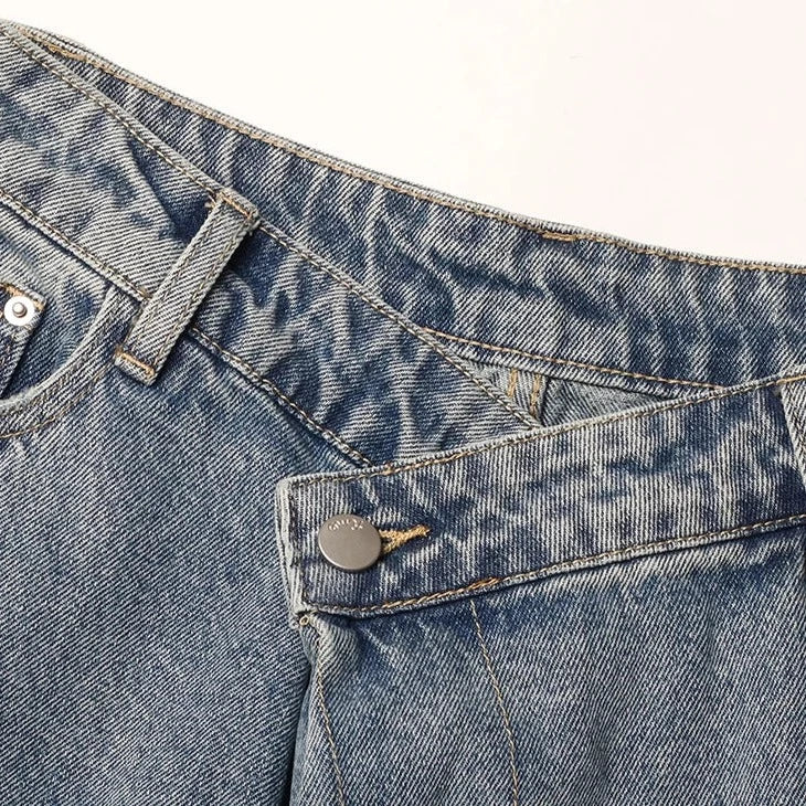 JEANS MIT UNREGELMÄSSIGEM VERSCHLUSS