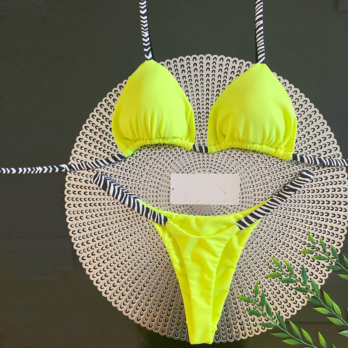 Einfarbiger Bikini mit Trägern und Zebramuster 