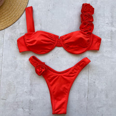 Bikini con tirantes y flores tridimensionales 