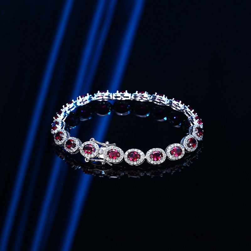 Atractiva pulsera de tenis de plata esterlina rodiada con bisel y halo de rubíes