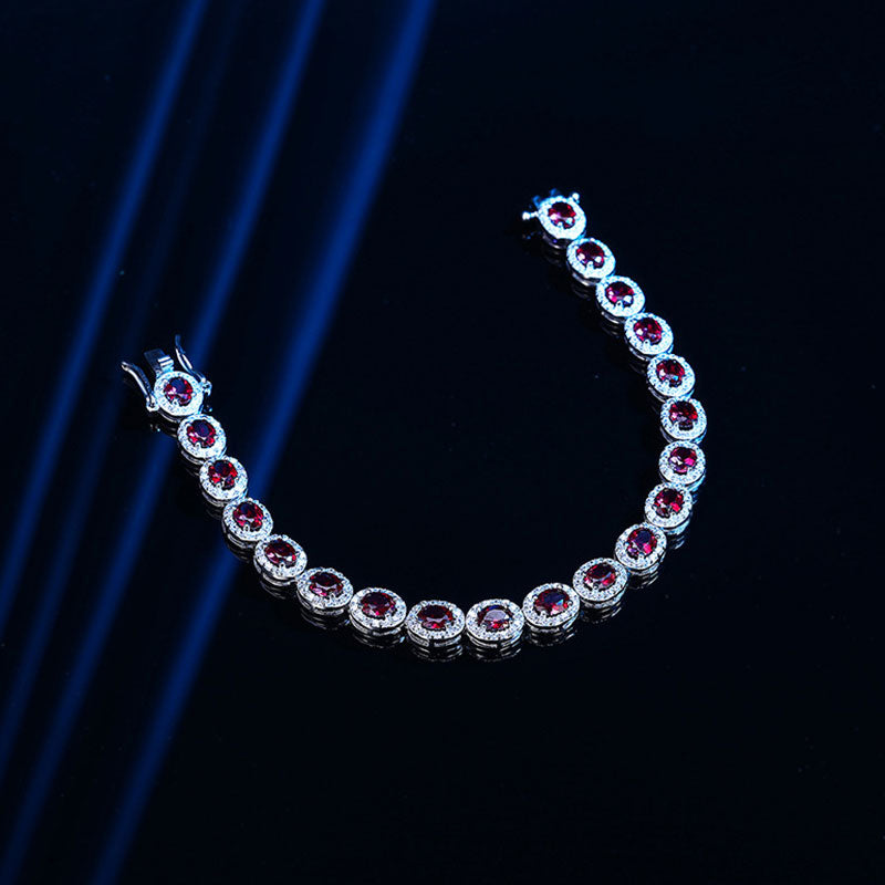 Atractiva pulsera de tenis de plata esterlina rodiada con bisel y halo de rubíes