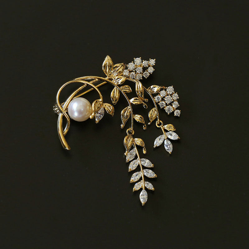 Jugendstil-Brosche mit 18 Karat vergoldetem Zirkonia-Blatt und Süßwasserperle