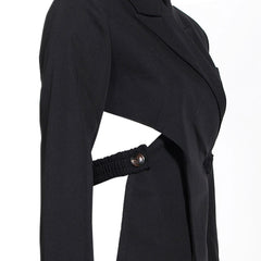 Asymmetrischer Blazer mit Cut-Out, steigendem Revers, langen Ärmeln und Crossover-Gürtel