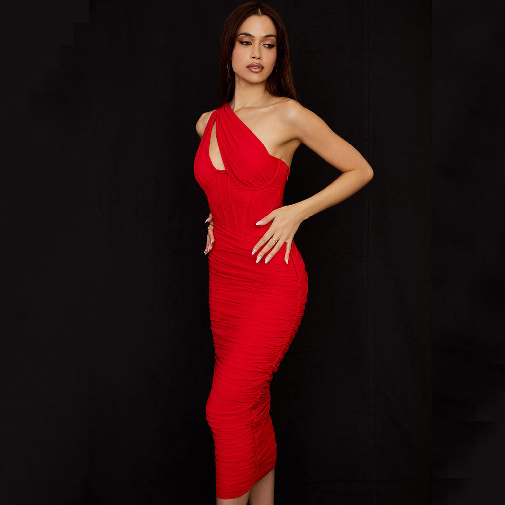 Vestido midi asimétrico de malla con escote en un hombro, fruncido y corsé - Rojo