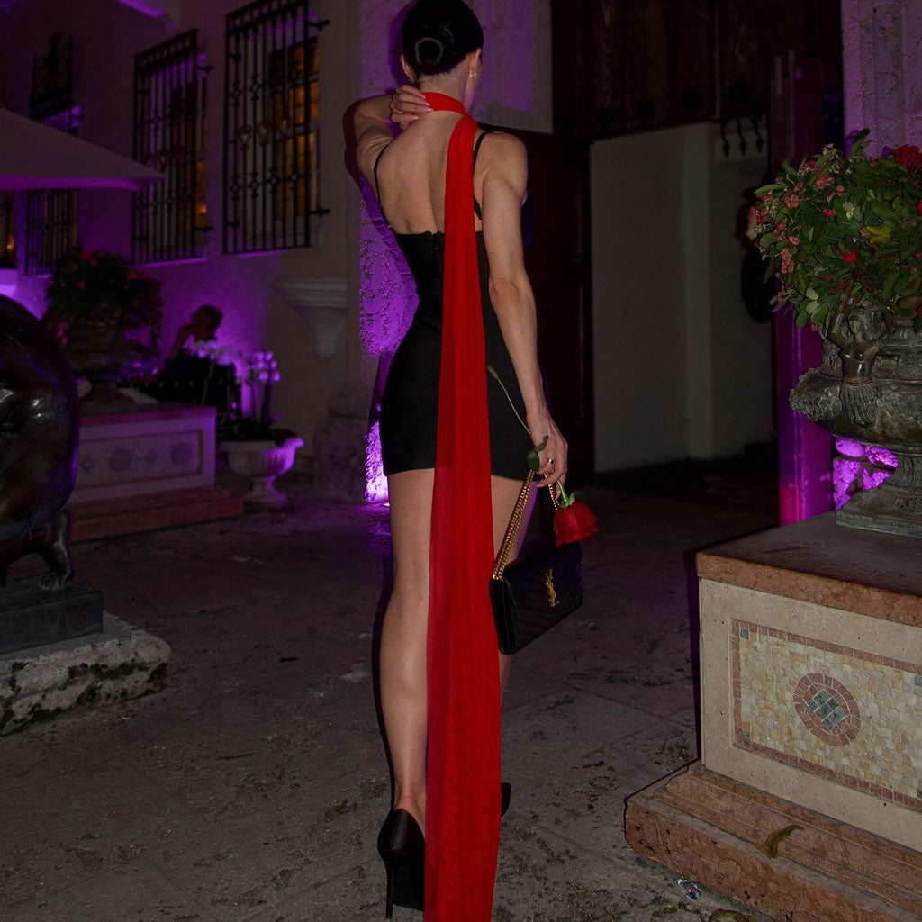 Vestido mini asimétrico de tul rojo con cuello halter, sin mangas y estilo vendaje negro