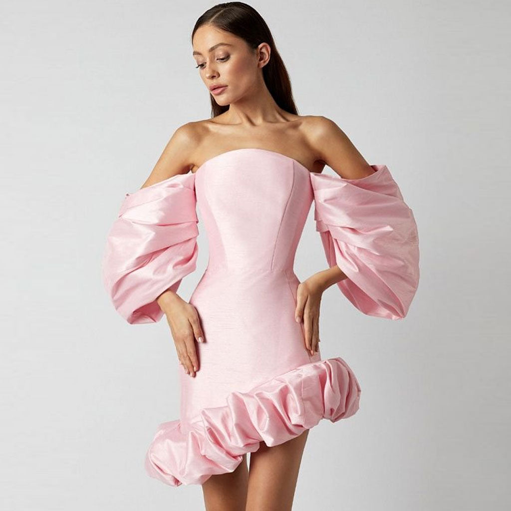 Asymmetrisches, schulterfreies, figurbetontes Mini-Partykleid aus Satin mit Rüschensaum und Puffärmeln