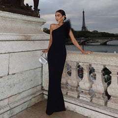 Vestido de noche largo de punto con escote halter, asimétrico, con plumas y abertura en la espalda, con un solo hombro