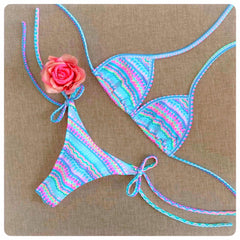 Bikini con estampado de tiras y cuello halter