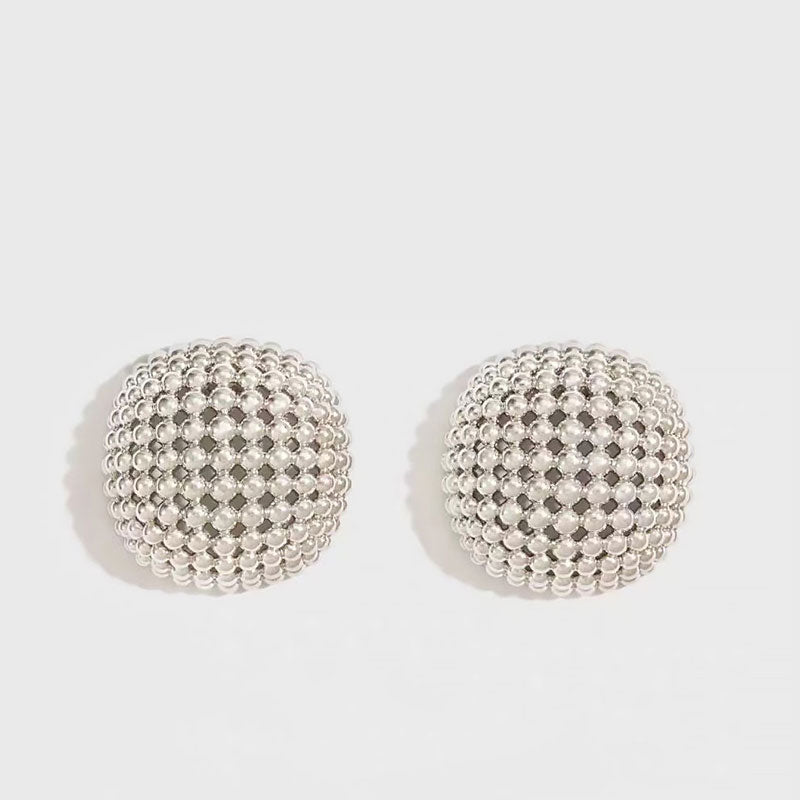 ZURÜCK ZU 19C Metallic Rundschliff Mesh Mini Ball Halb Creolen Ohrstecker