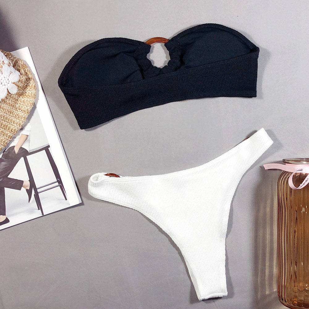 Zweifarbiger hoch geschnittener, gerippter Bandeau-Bikini-Badeanzug aus brasilianischem Material mit Schleifenbesatz