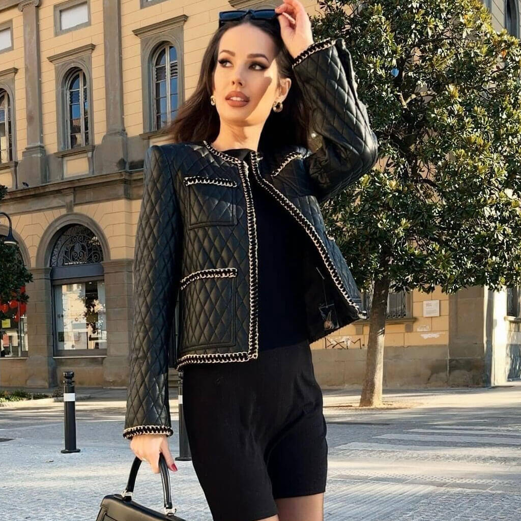 Biker-Winterjacke mit Metallic-Kettenbesatz und langen Ärmeln aus veganem Leder