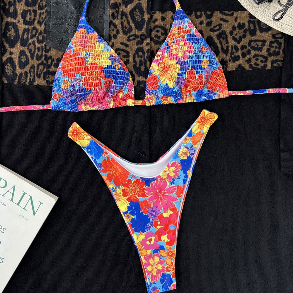 Zweiteiliger brasilianischer Bikini-Badeanzug im Boho-Stil mit Blumenmuster und hohem Beinausschnitt, frechem, gerafftem Dreieck