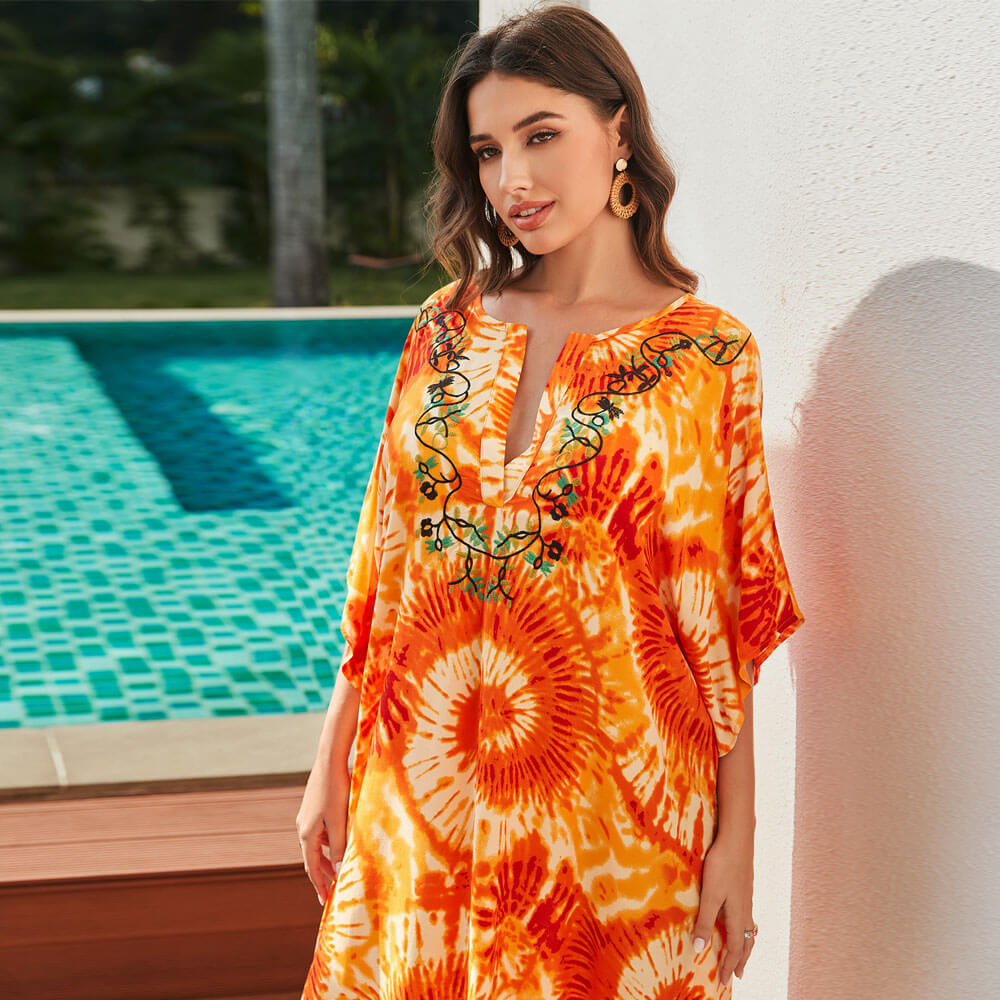 Strand-Kaftan mit auffälligem Batik-Print, V-Ausschnitt, kurzen Ärmeln und seitlichem Schlitz