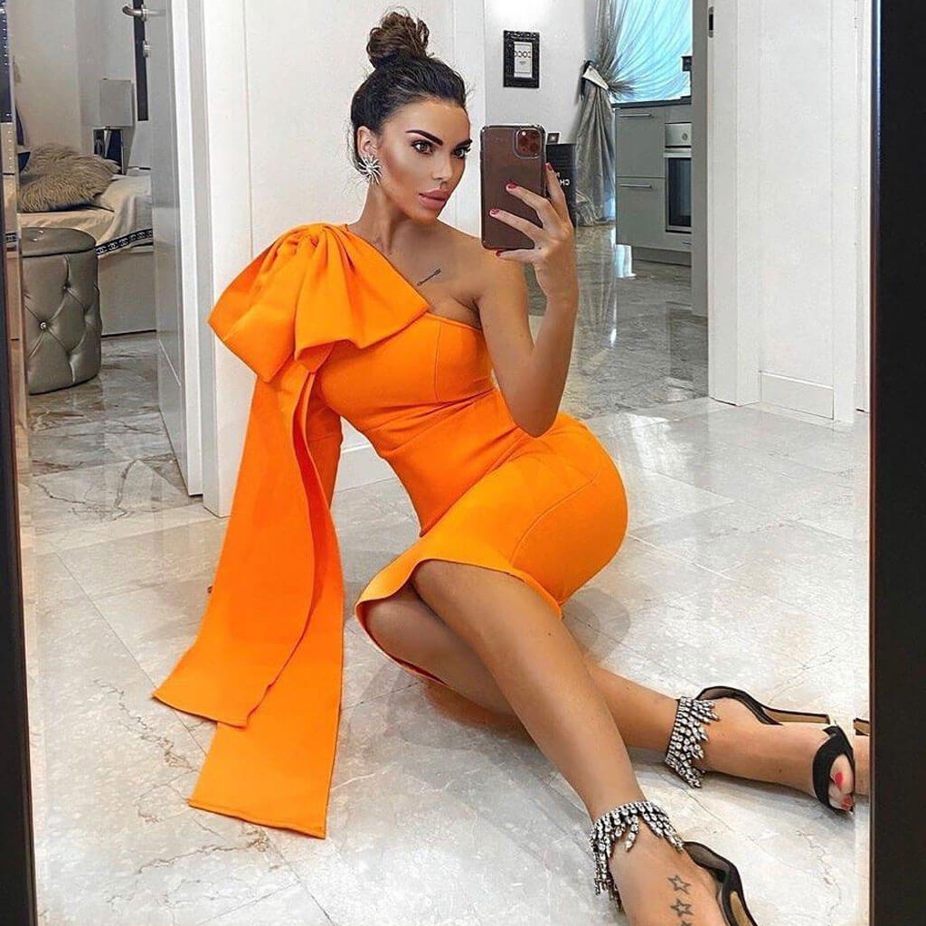 Vestido midi ajustado con lazo, manga larga y un hombro - Naranja quemado