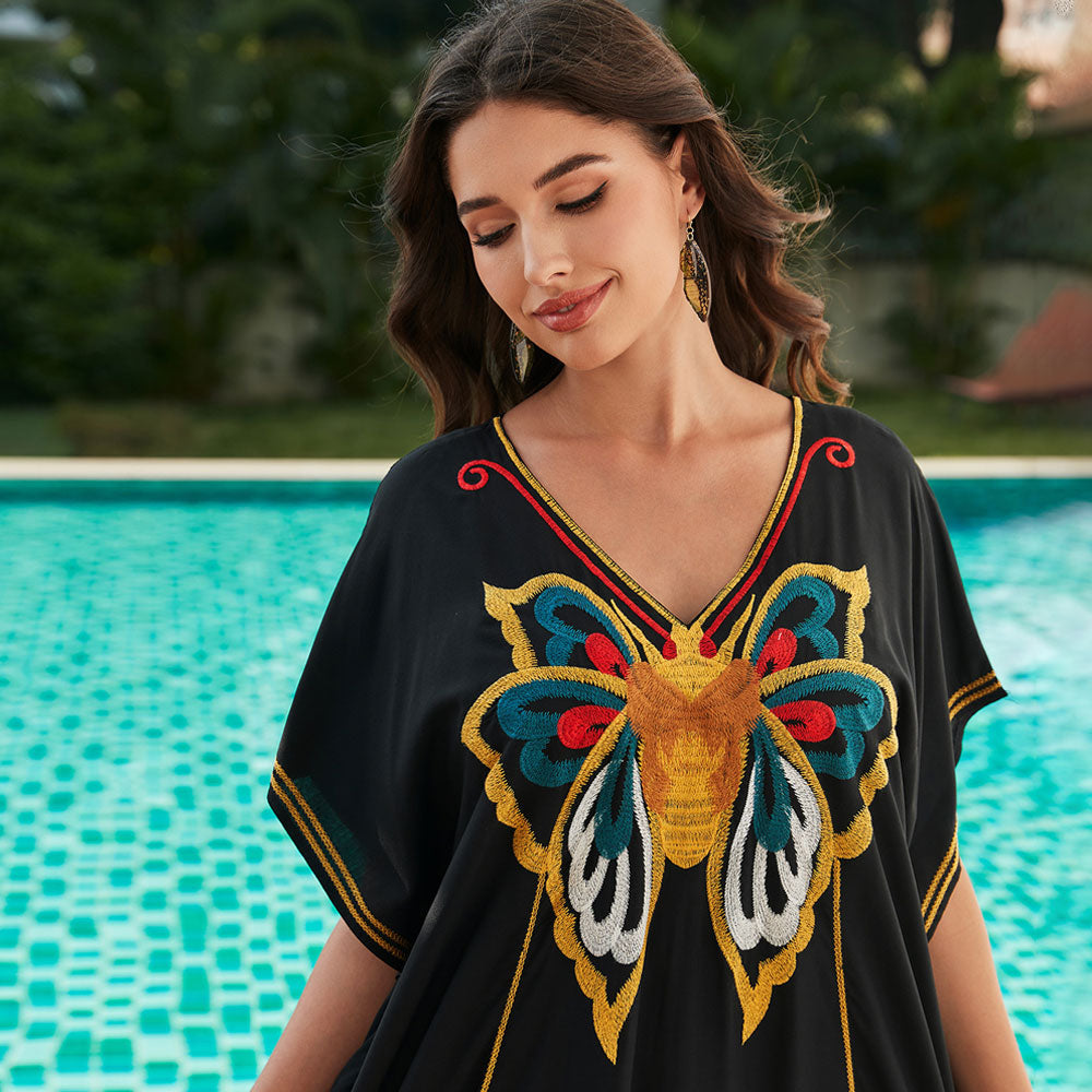 Strand-Kaftan mit V-Ausschnitt und kurzen Ärmeln und Schmetterlingsstickerei