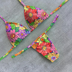 Conjunto de bikini moderno con estampado floral