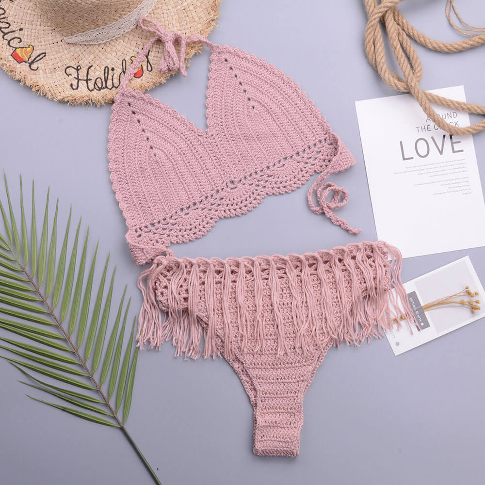 Traje de baño bikini brasileño de dos piezas con cuello halter, triángulo y borlas de punto de crochet elegante