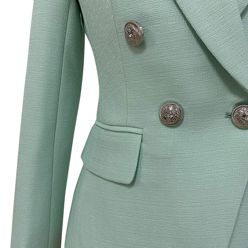 Blazer de lino a medida con cuello de solapa cruzado y detalle de botones plateados