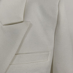 Schicker, zweireihiger Blazer mit silbernem Knopfdetail und steigendem Revers