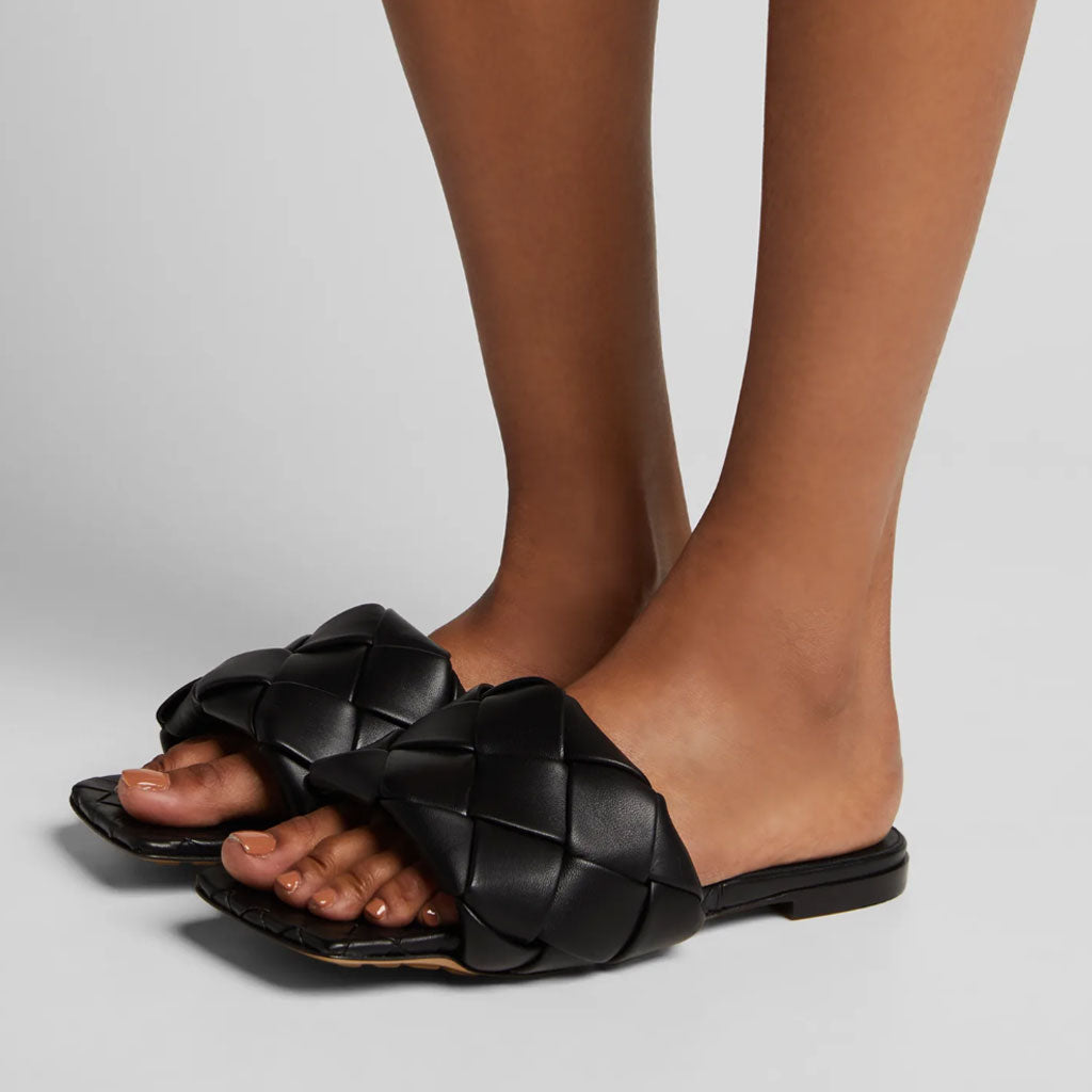 Sandalias elegantes de piel trenzada con punta cuadrada - Negras