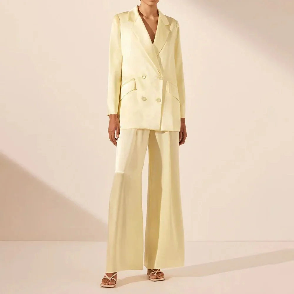 Elegante traje de pantalón de satén amarillo para mujer