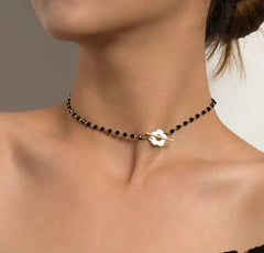 Halsband mit Kristallperlenkette 