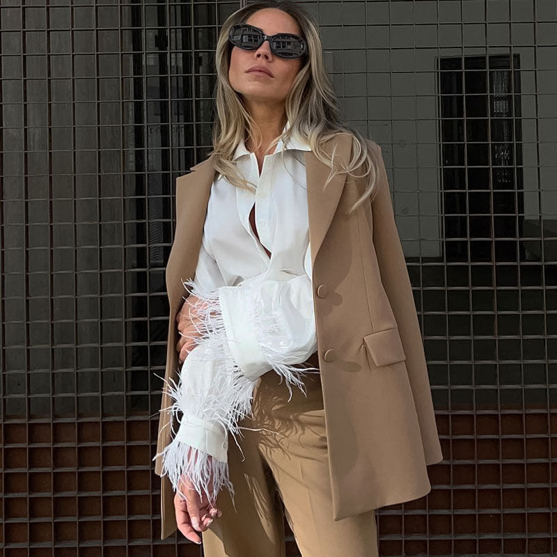 Blusa elegante de satén con cuello, botones y manga larga con ribete de plumas sintéticas - Blanca