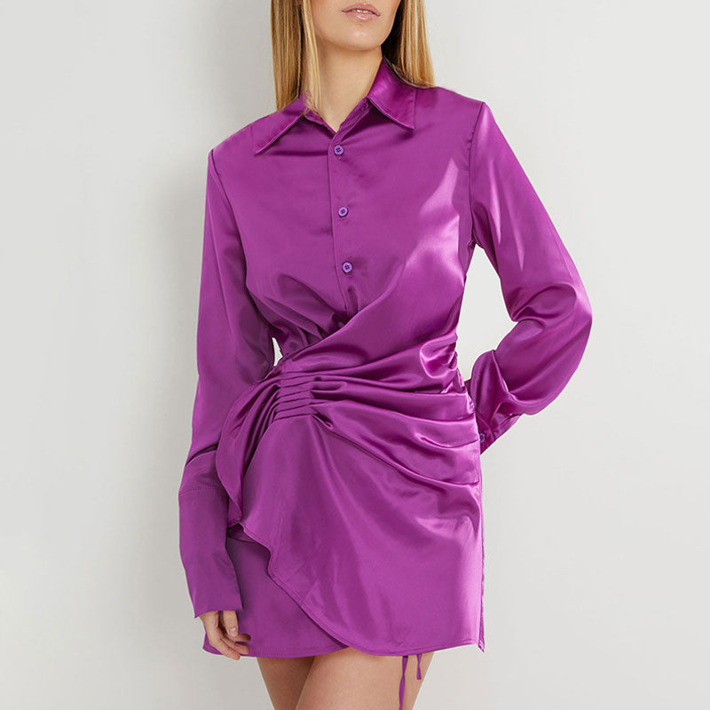 Vestido camisero corto de satén con cuello de pico y efecto drapeado - Morado