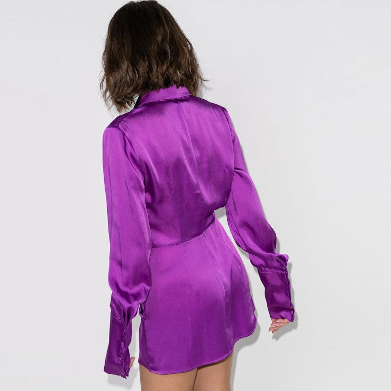 Vestido camisero corto de satén con cuello de pico y efecto drapeado - Morado