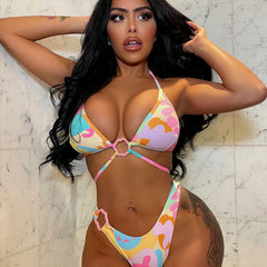 Traje de baño bikini brasileño de dos piezas con cuello halter, corte alto y estampado colorido.