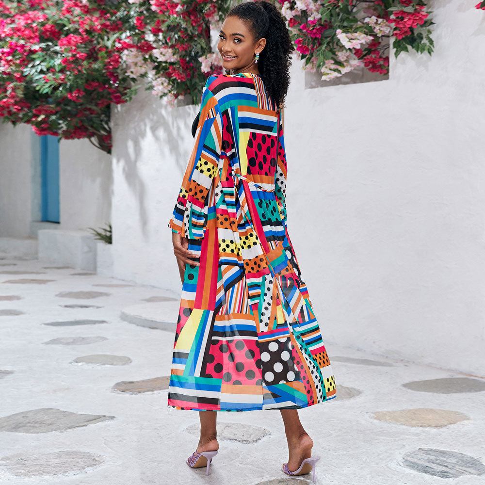 Buntes bedrucktes brasilianisches Strand-Überkleid mit Kimonoärmeln und Gürtel