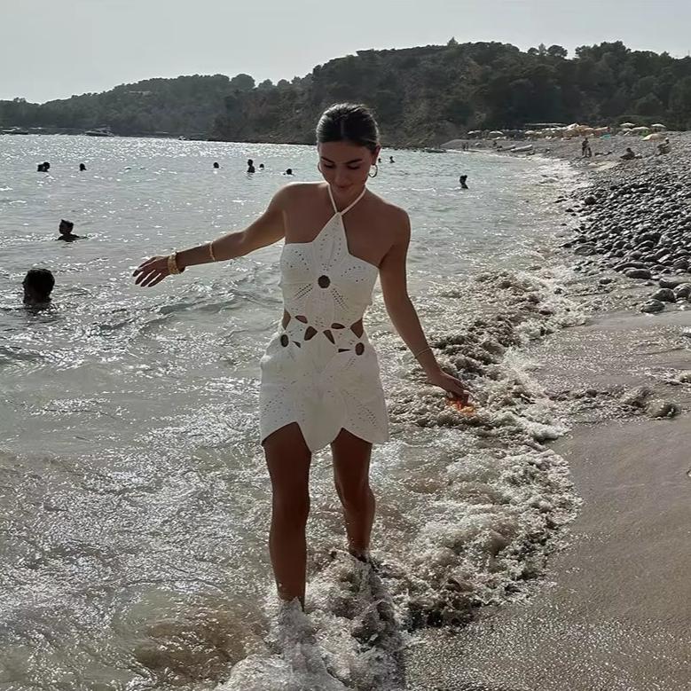 VESTIDO DE PLAYA CON FLORES DE TEJIDO CON GANCHO AHUECADO