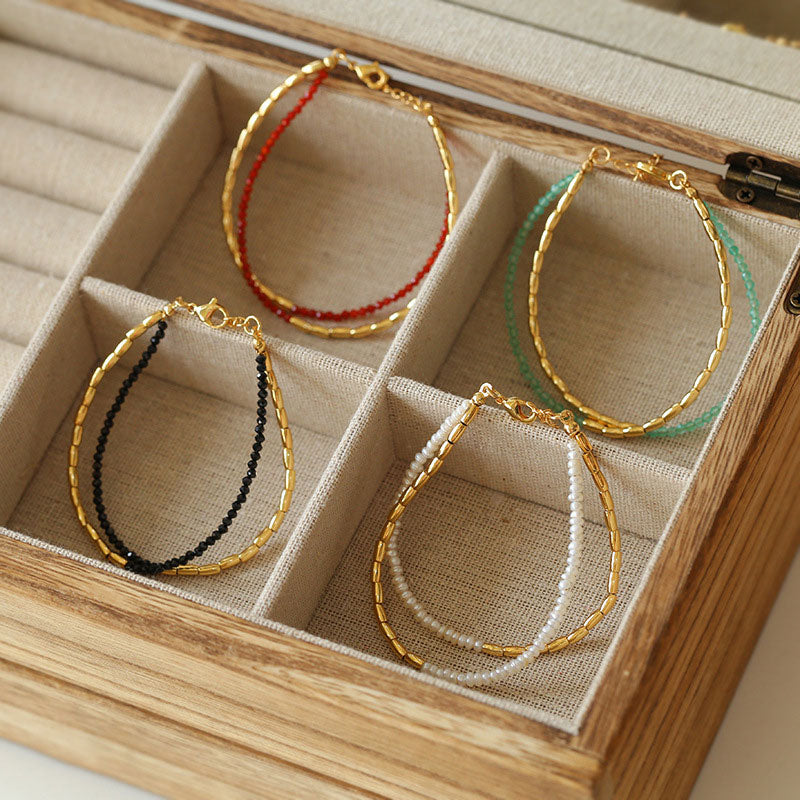 Bonita pulsera de cuentas de piedras preciosas de colores con doble línea bañada en oro de 18 quilates