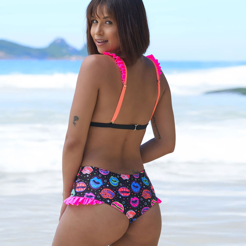 Traje de baño bikini brasileño de dos piezas con estampado de labios y volantes.