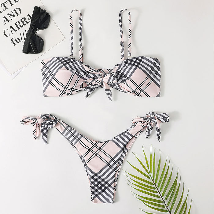 Traje de baño bikini brasileño de dos piezas con bralette y lazo frontal con estampado de cuadros