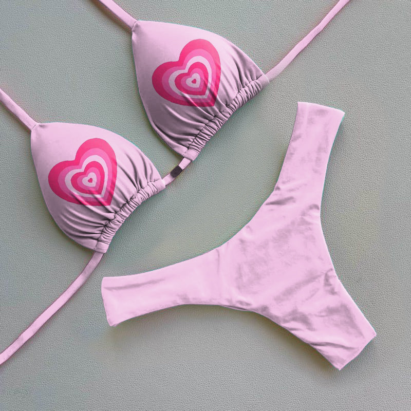 Bonito conjunto de bikini con estampado de corazones para niña