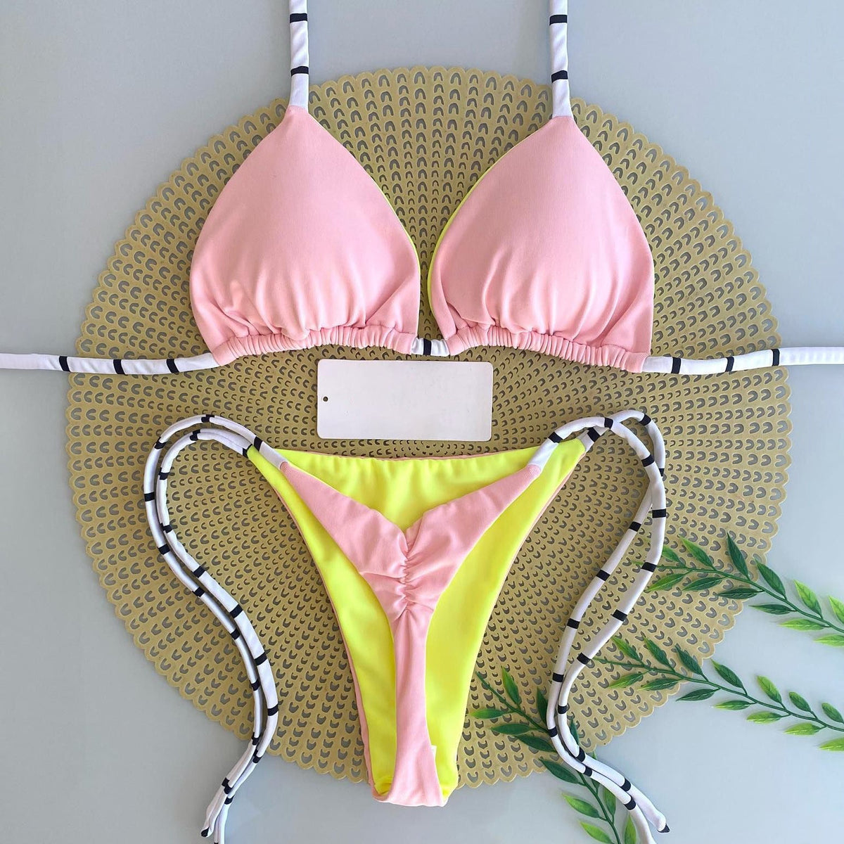 Bikini im Resort-Stil mit Strapsen