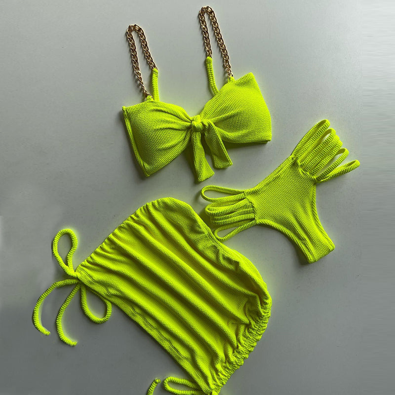 Conjunto de bikini de tres piezas con falda fruncida y cadena