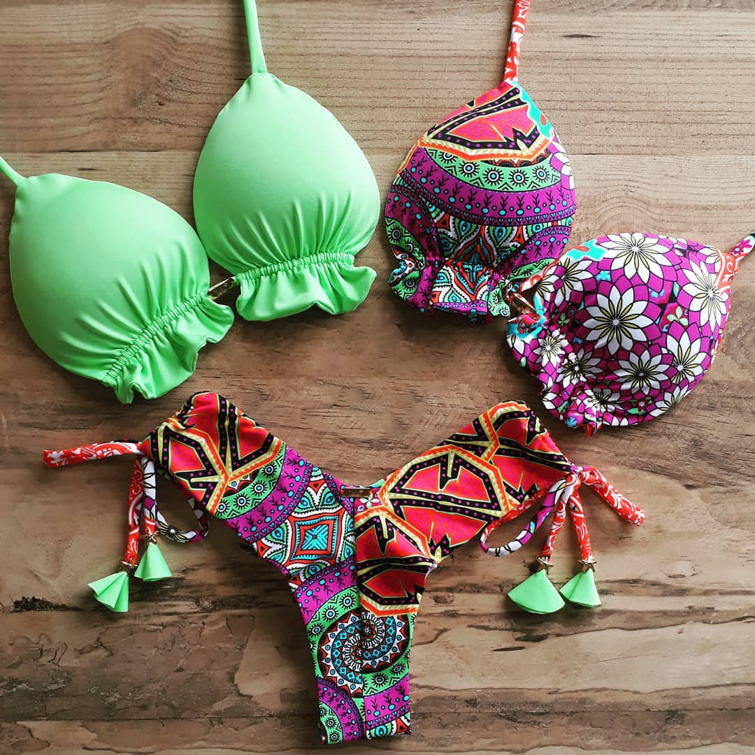 Bikini mit Schlitz und personalisiertem Print in Kontrastfarbe 