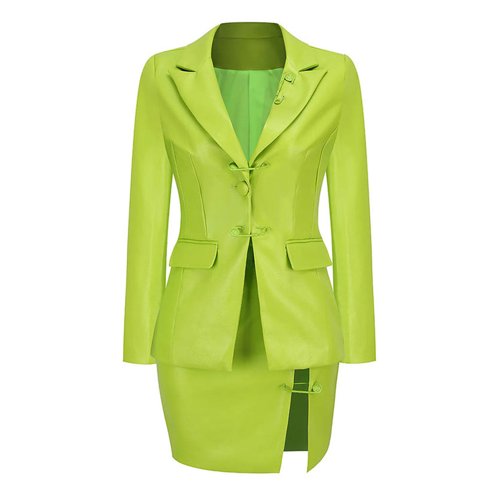 Dekonstruierter Blazer aus veganem Leder mit Sicherheitsnadel, High Waist Rock und passendem Set