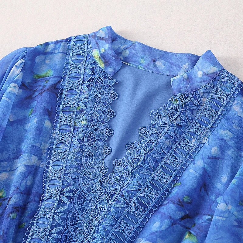 Vestido de verano con estampado floral de encaje y mangas acampanadas con escote en V