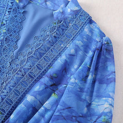 Vestido de verano con estampado floral de encaje y mangas acampanadas con escote en V