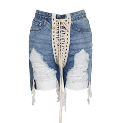 Abgeschnittene Bermuda-Jeansshorts mit zerrissenem Used-Look und Schnürung vorne