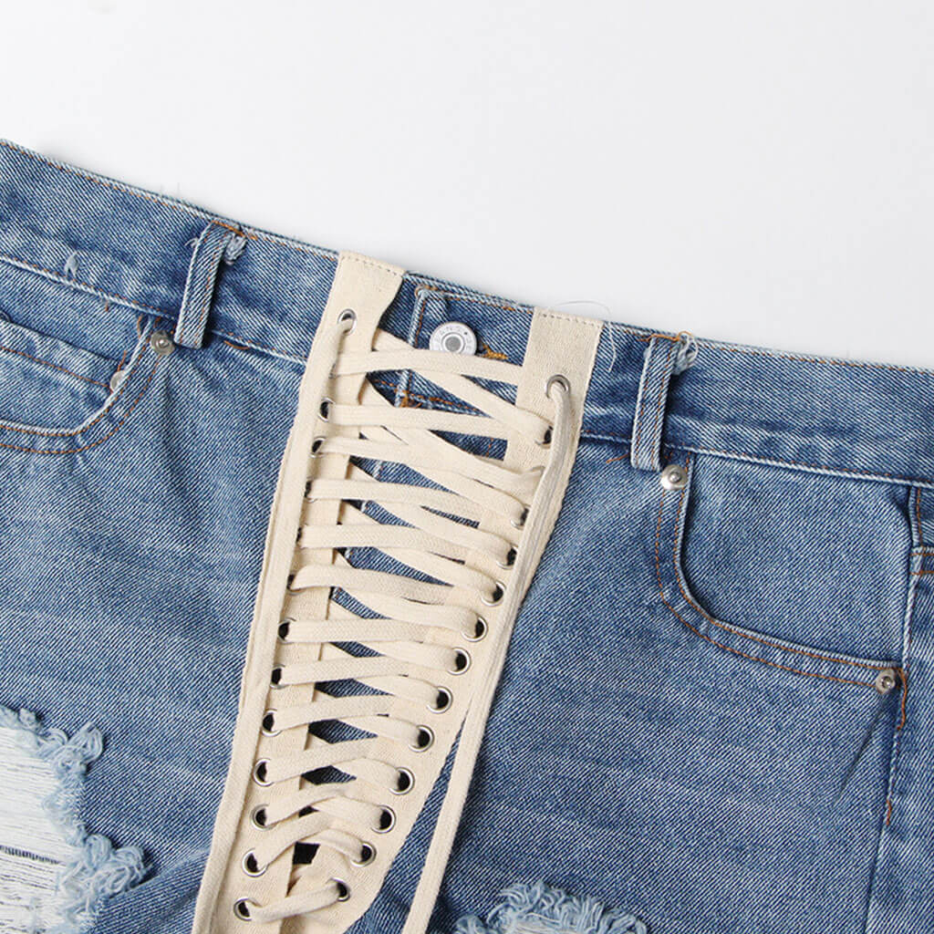 Abgeschnittene Bermuda-Jeansshorts mit zerrissenem Used-Look und Schnürung vorne