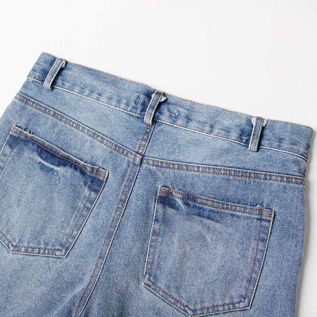 Abgeschnittene Bermuda-Jeansshorts mit zerrissenem Used-Look und Schnürung vorne