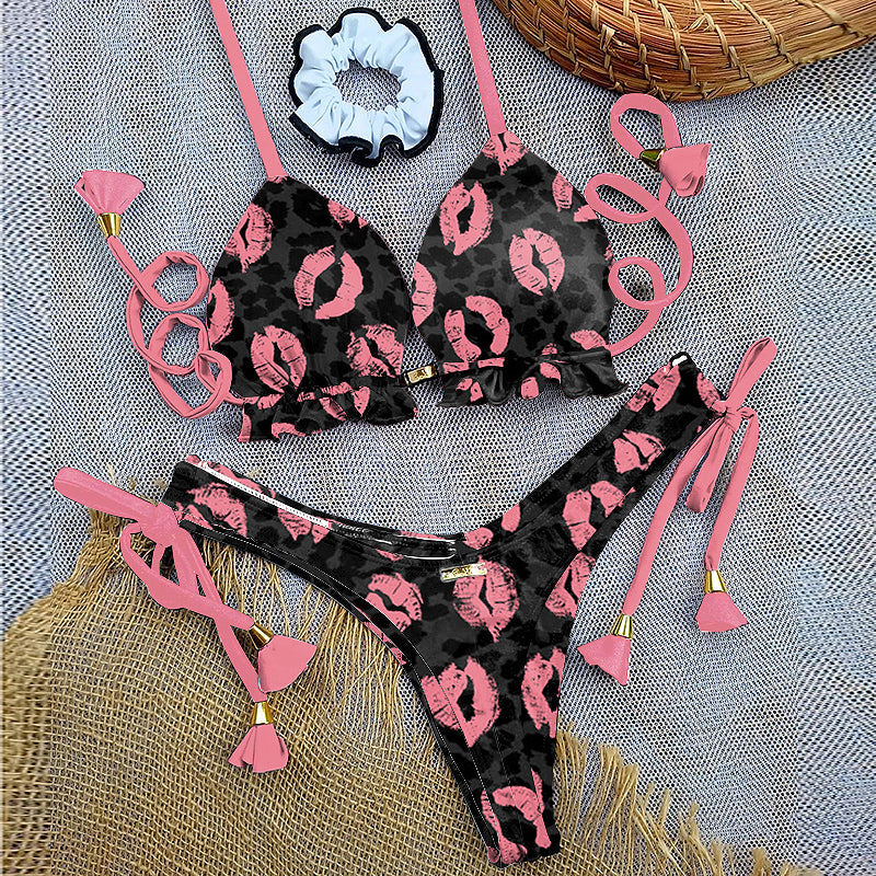 Bikini mit Schlitz und Lippenprint 