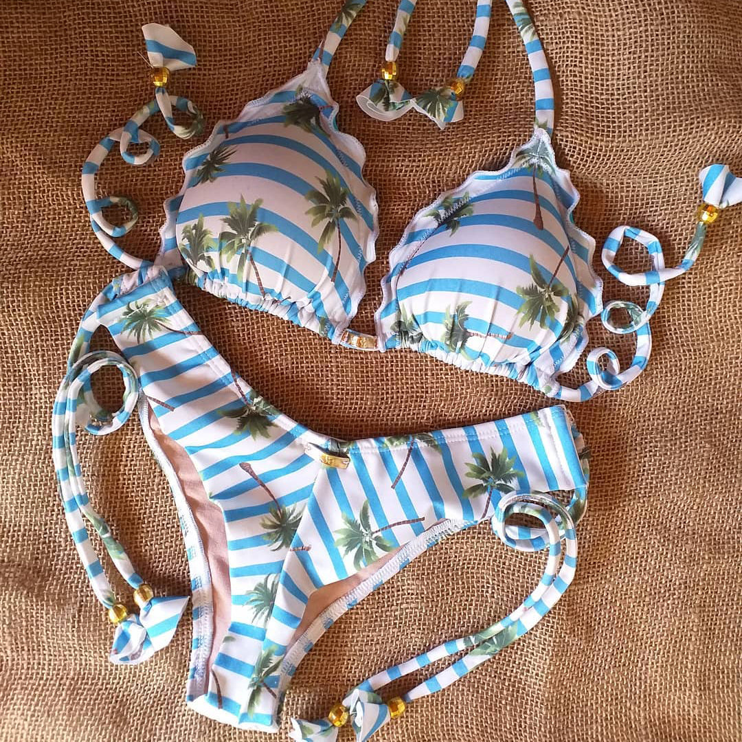 Zweiteiliger Strapsbikini im Urlaubsstil 